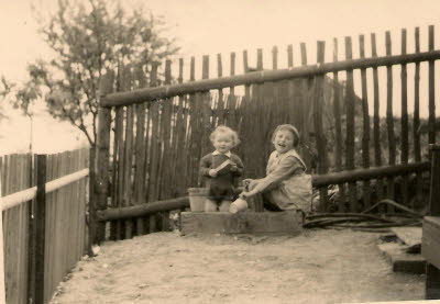 Kinder freuen sich �ber den Sandkasten